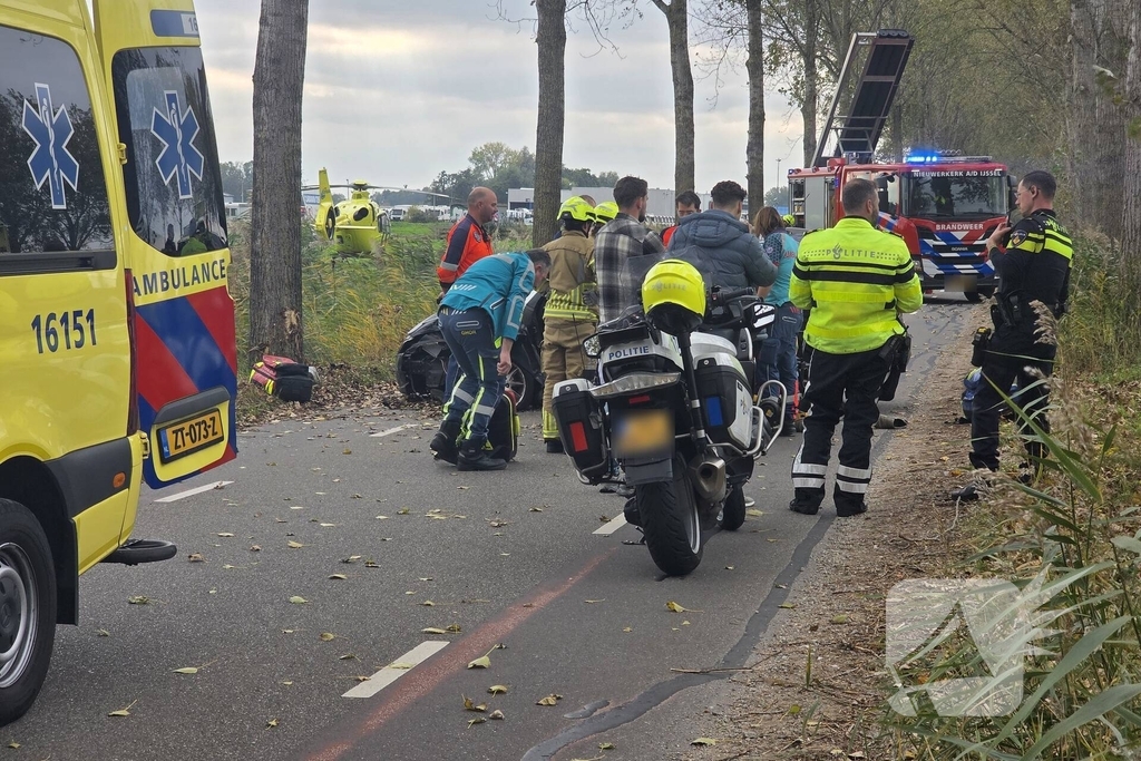 Zwaargewonde na botsing tegen boom