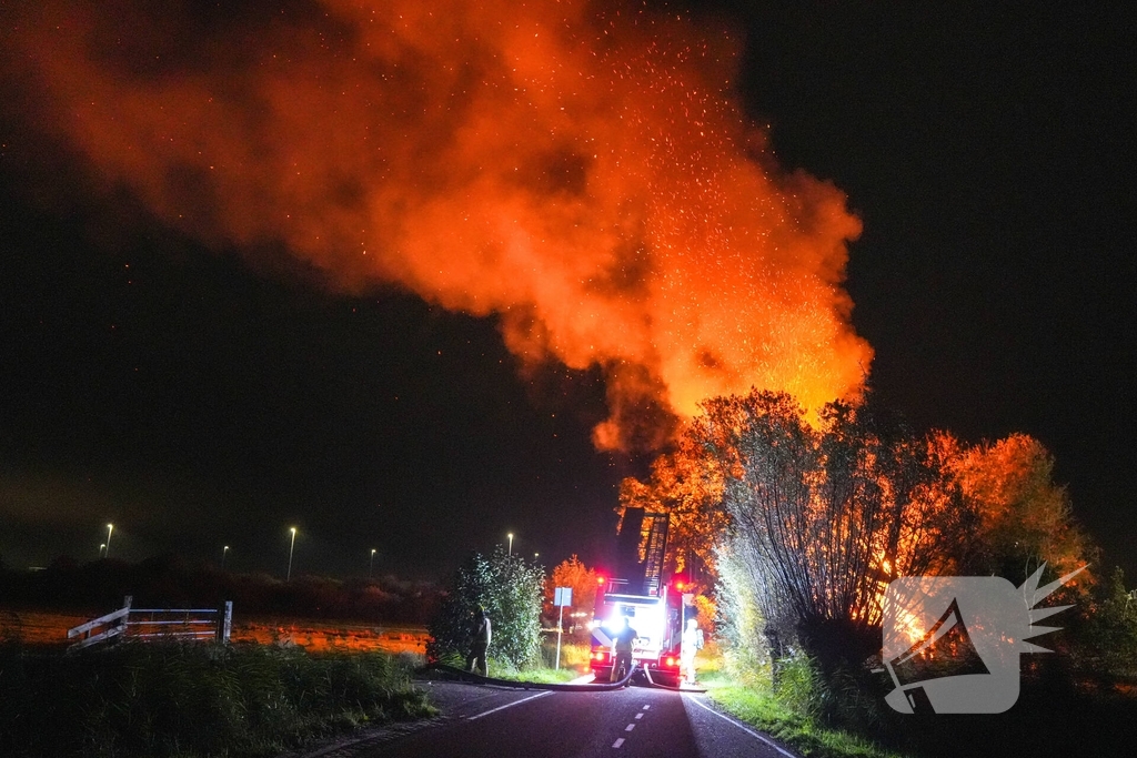 Woningbrand met veel bomen