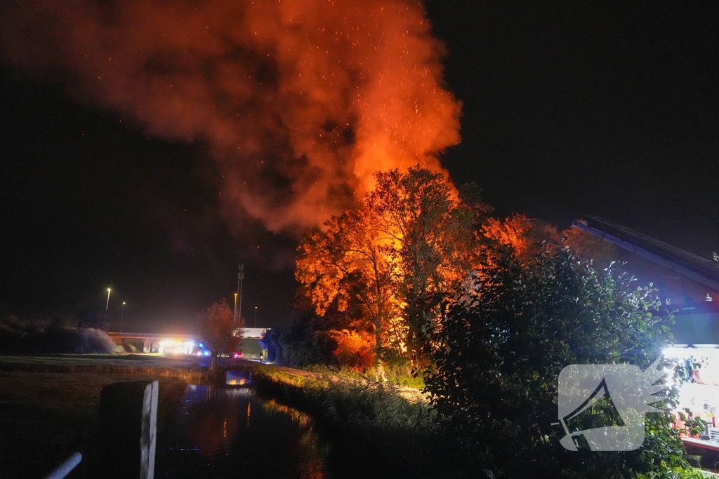 Woningbrand met veel bomen