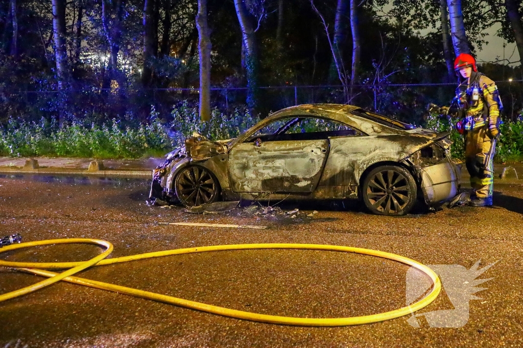 Audi vlamt tijdens rit, inzittenden veilig