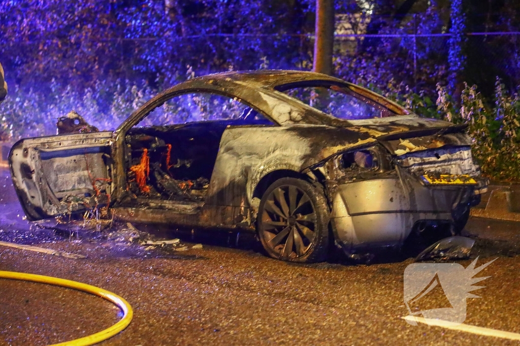 Audi vlamt tijdens rit, inzittenden veilig