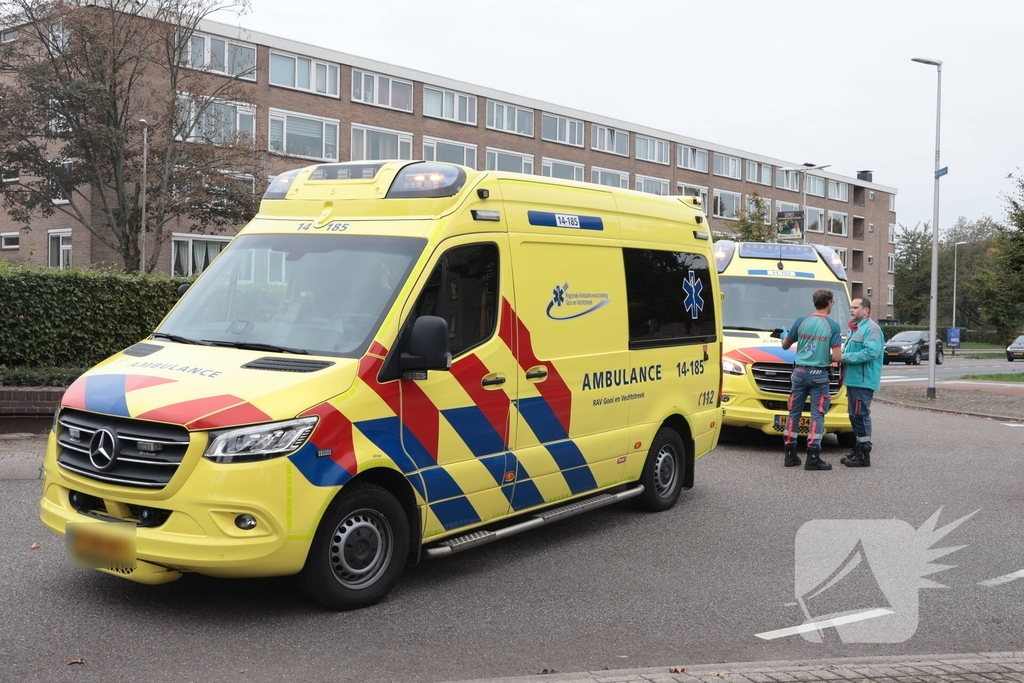 Kop-staartaanrijding tussen drie auto's leidt tot ziekenhuisopname