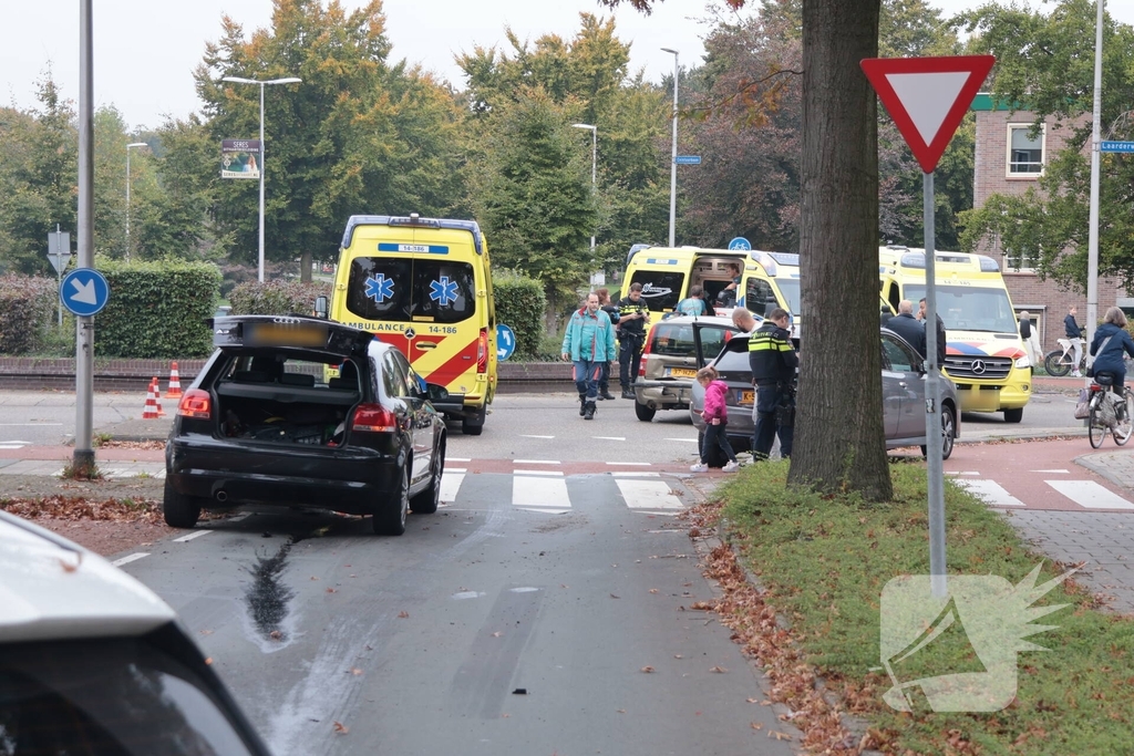 Kop-staartaanrijding tussen drie auto's leidt tot ziekenhuisopname