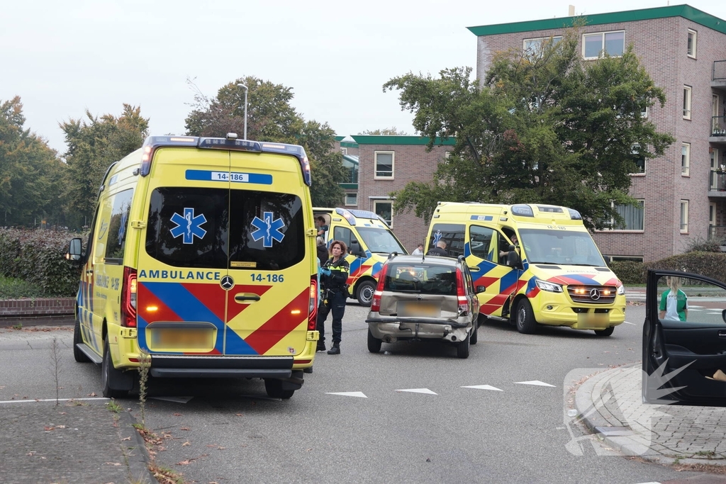 Kop-staartaanrijding tussen drie auto's leidt tot ziekenhuisopname