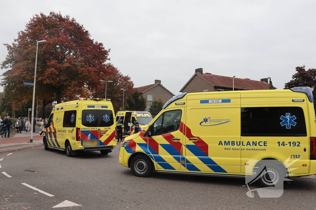 Kop-staartaanrijding tussen drie auto's leidt tot ziekenhuisopname