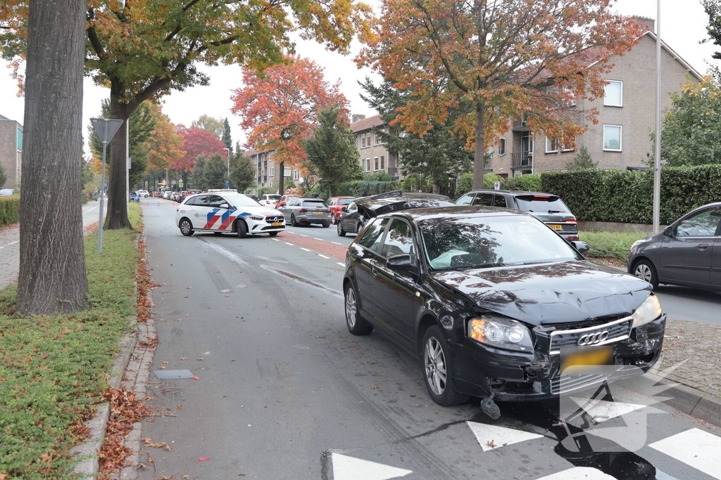 Kop-staartaanrijding tussen drie auto's leidt tot ziekenhuisopname
