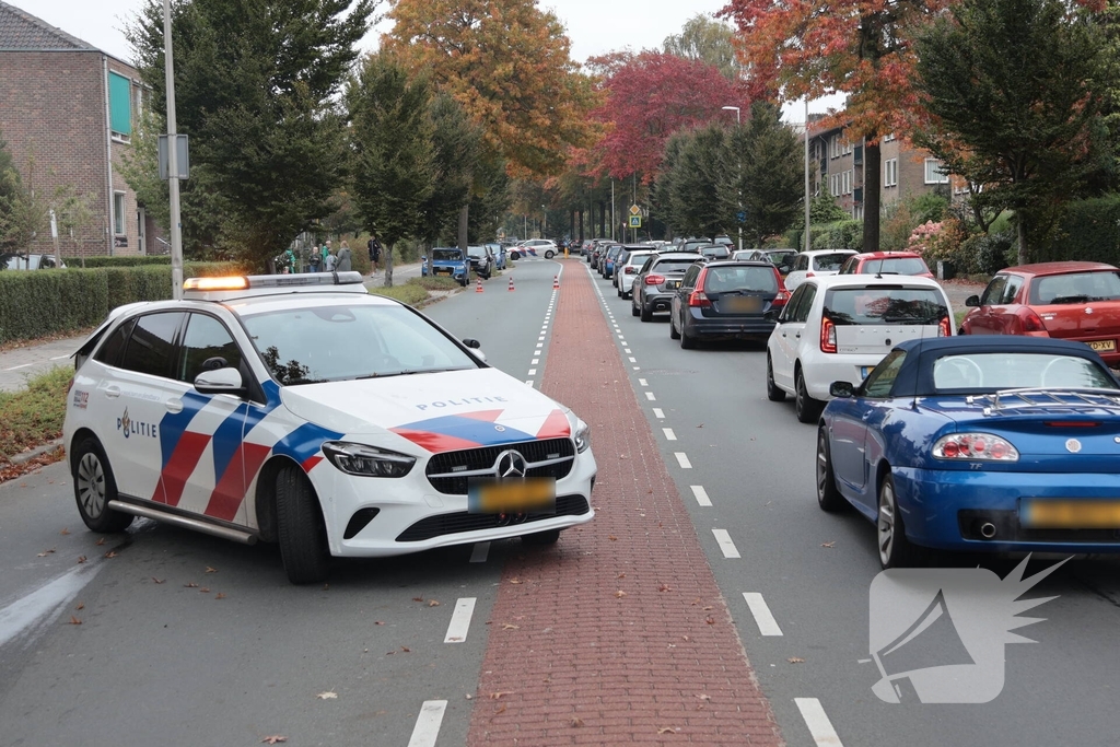 Kop-staartaanrijding tussen drie auto's leidt tot ziekenhuisopname