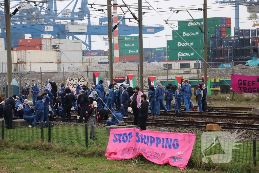 Demonstranten bezetten havenspoorlijn