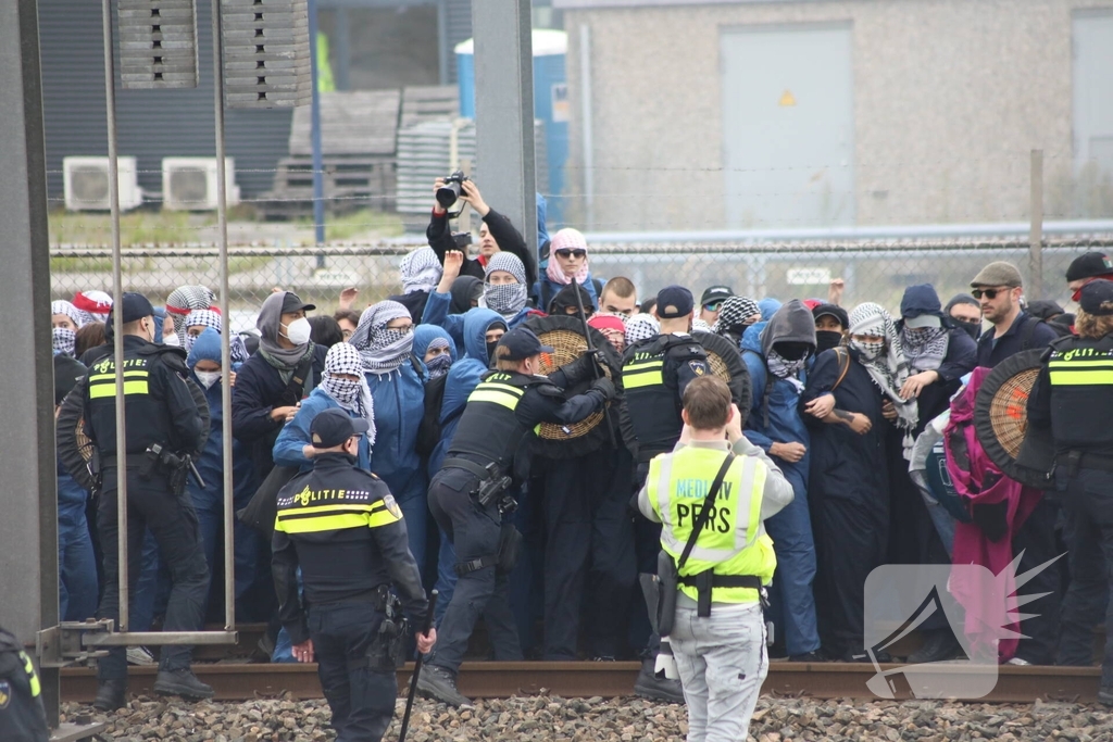 Demonstranten bezetten havenspoorlijn