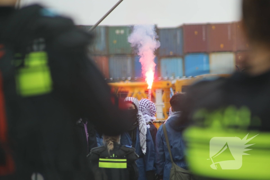 Demonstranten bezetten havenspoorlijn