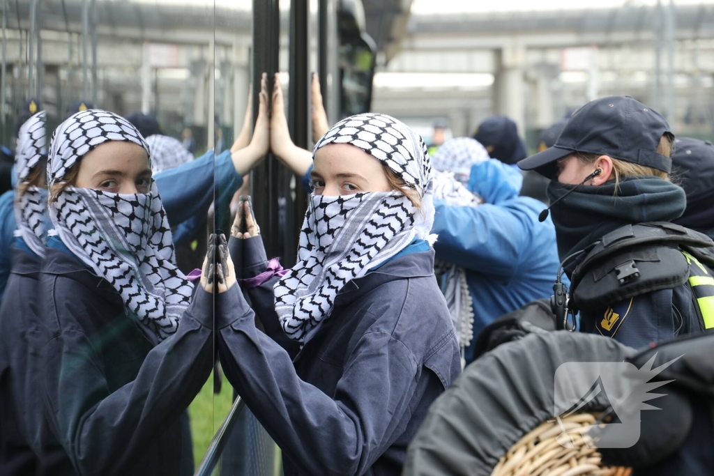 Demonstranten bezetten havenspoorlijn