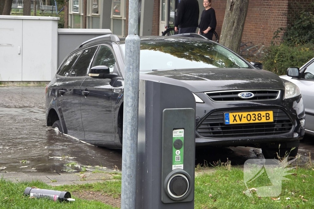 Geparkeerde auto zakt in sinkhole door leidingbreuk