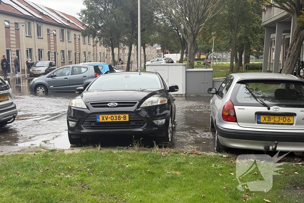 Geparkeerde auto zakt in sinkhole door leidingbreuk