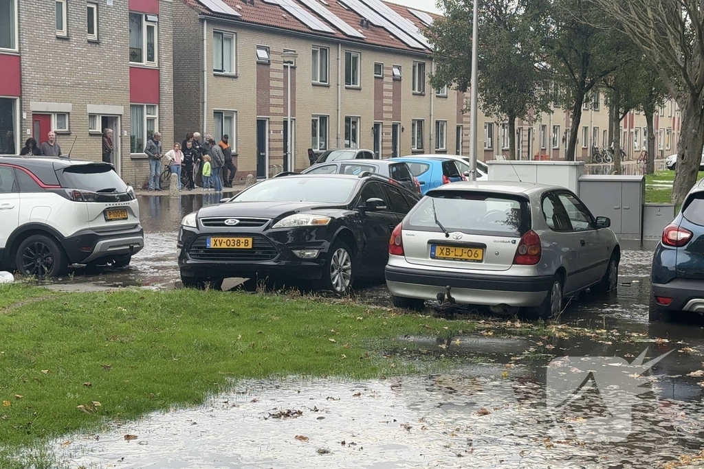 Geparkeerde auto zakt in sinkhole door leidingbreuk