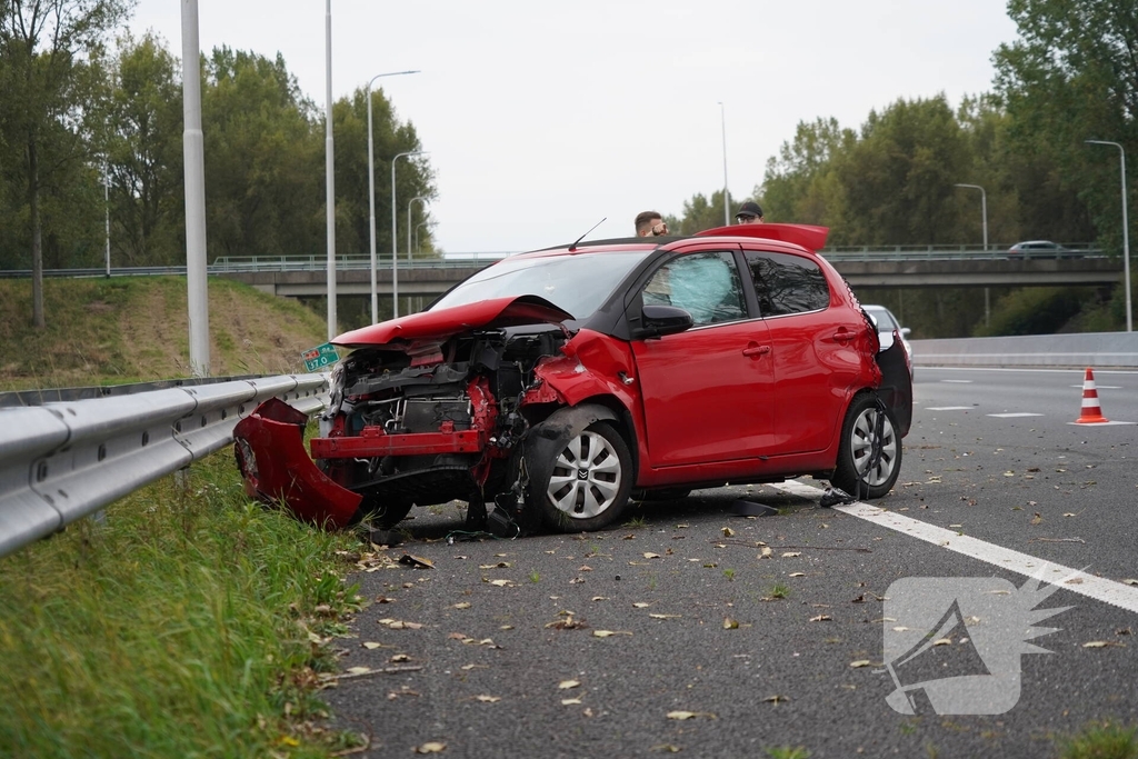 Voertuigen zwaar beschadigd bij ongeval op snelweg