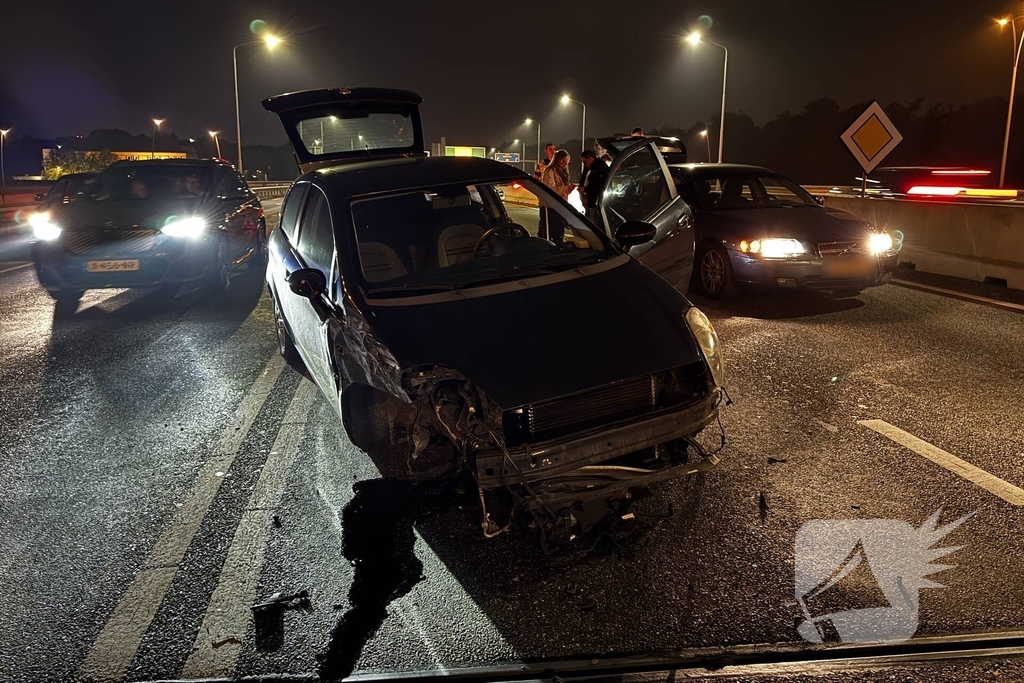 Auto verliest wiel door forse aanrijding