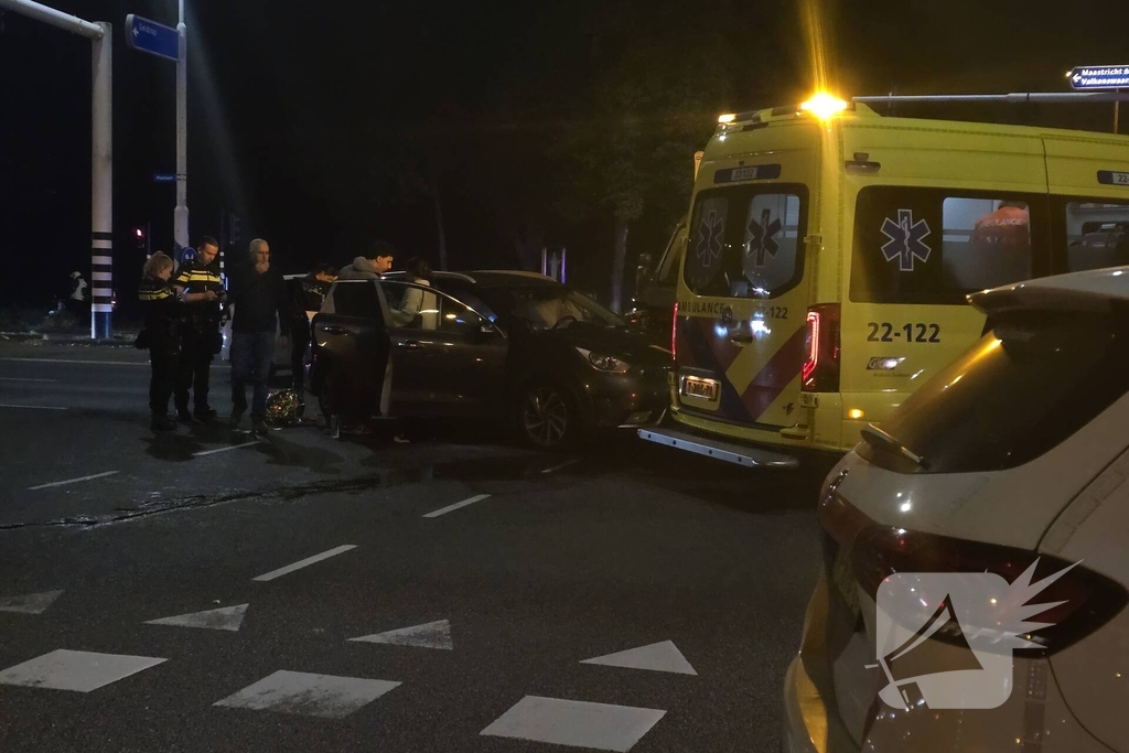 Botsing tussen auto en bus