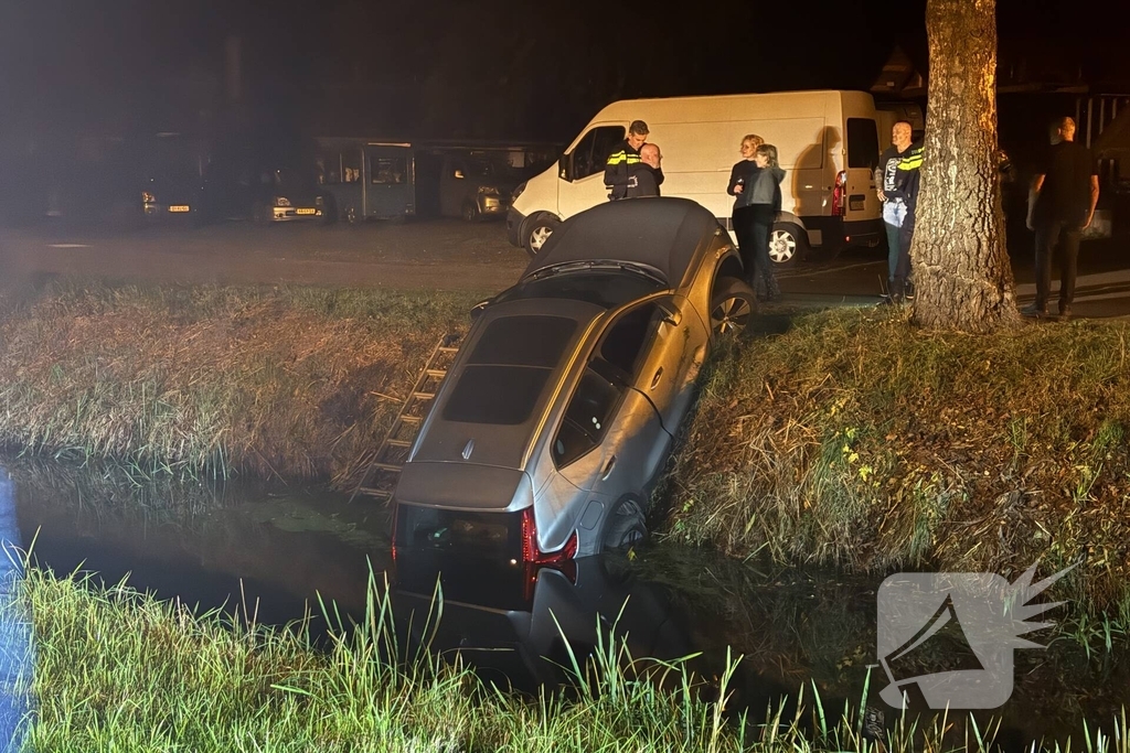 Auto belandt in sloot