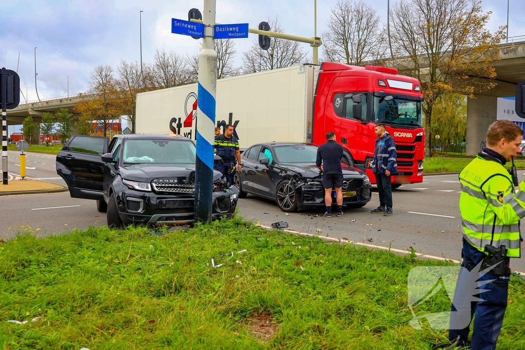 Botsing tussen twee auto's leidt tot schade