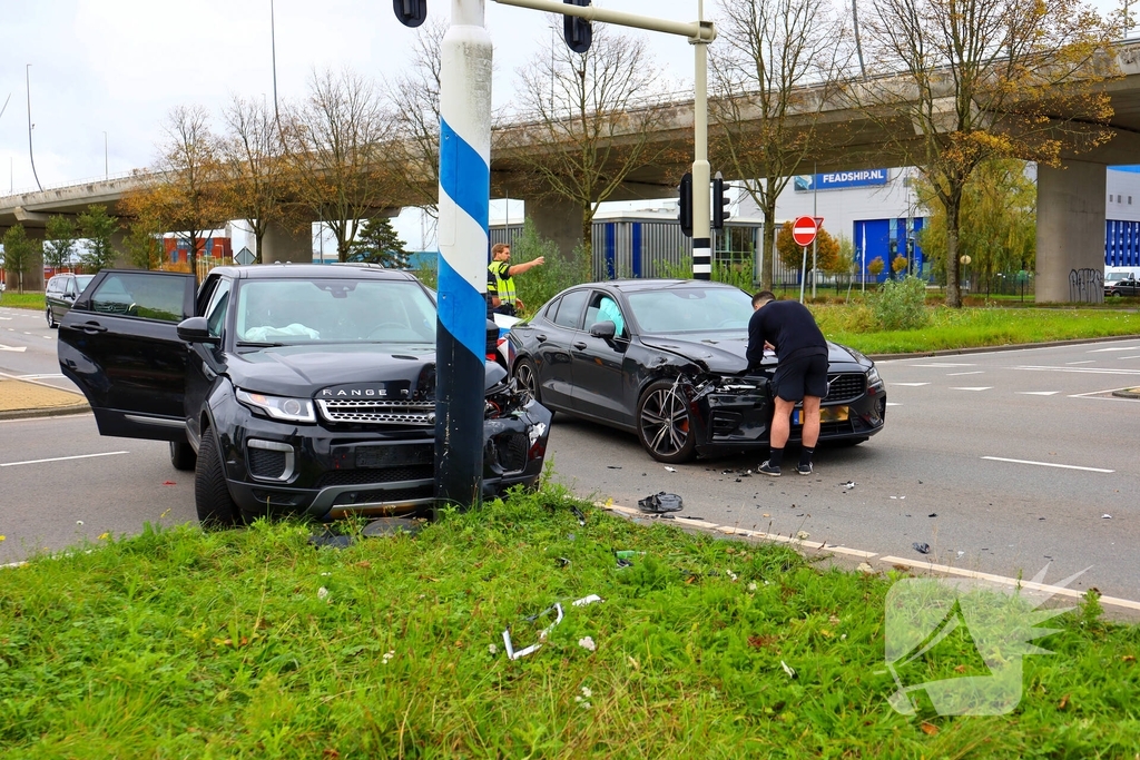Botsing tussen twee auto's leidt tot schade
