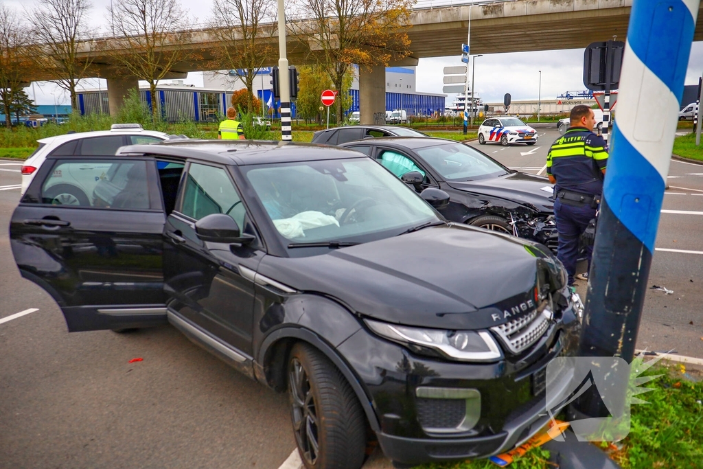 Botsing tussen twee auto's leidt tot schade