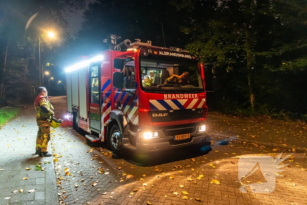 Brandweer blust brand in prullenbak