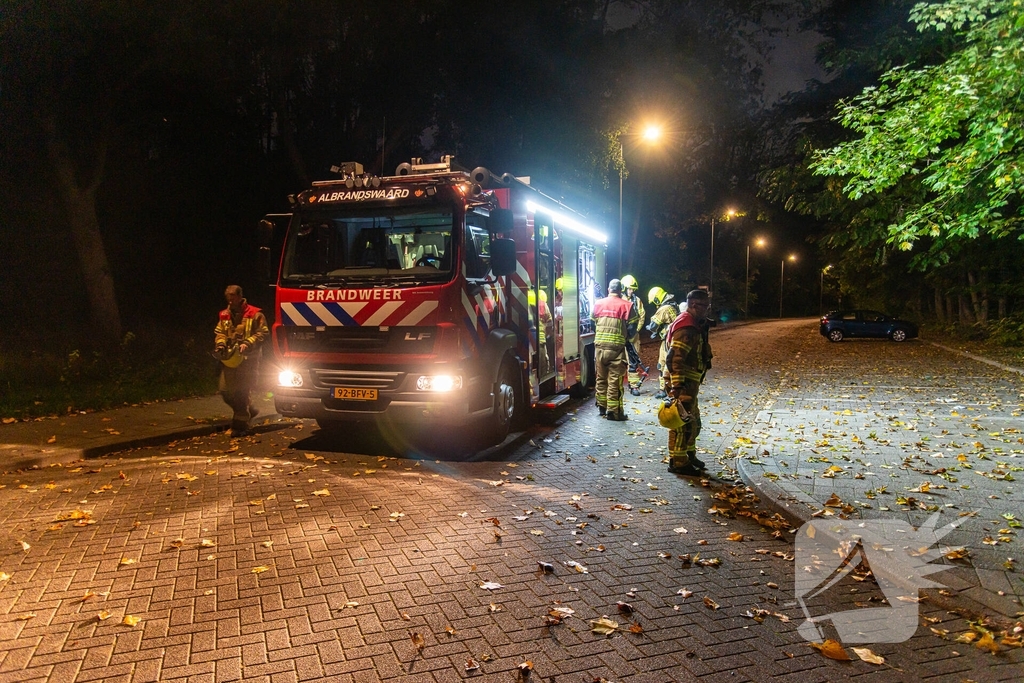 Brandweer blust brand in prullenbak