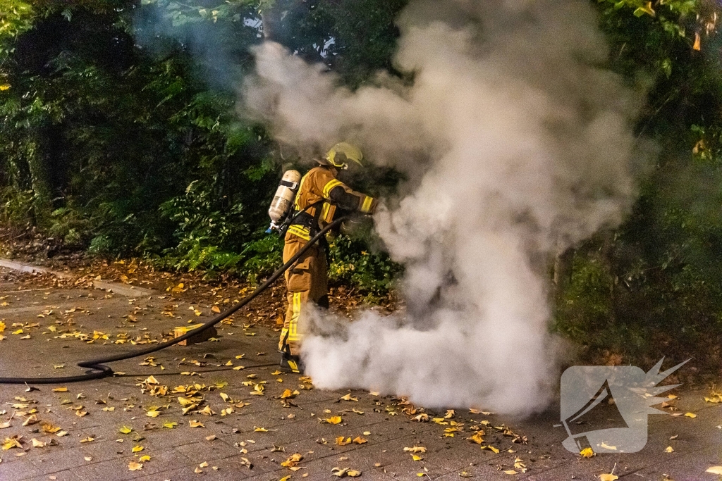 Brandweer blust brand in prullenbak