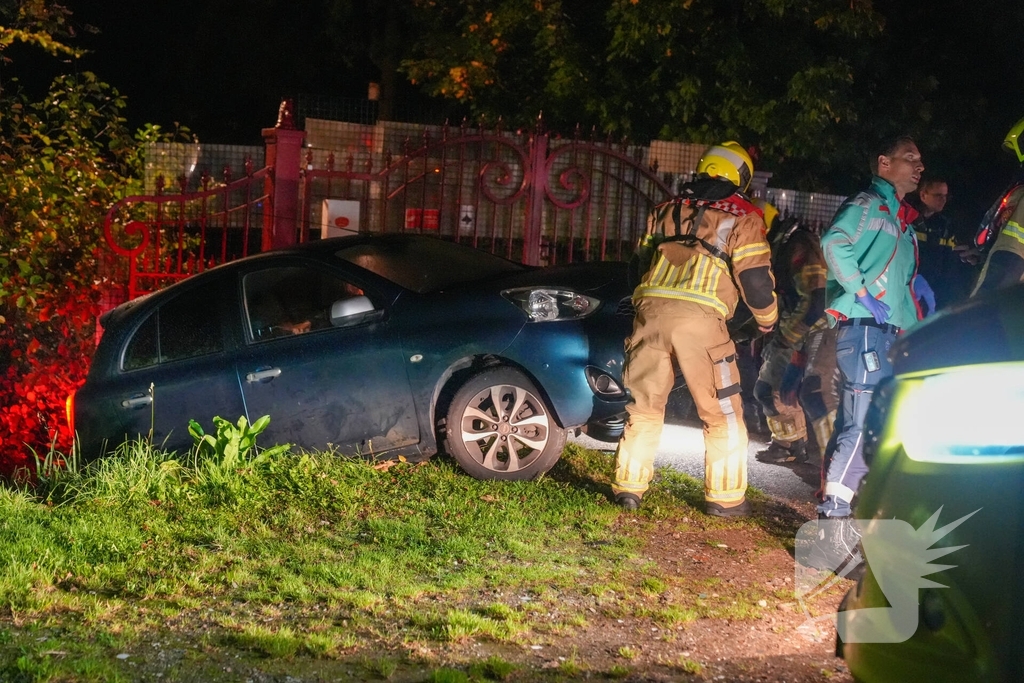 Brandweer haalt persoon uit te water geraakt voertuig