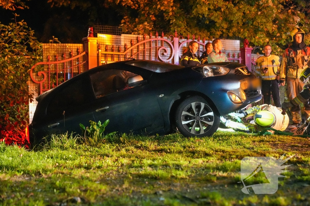 Brandweer haalt persoon uit te water geraakt voertuig