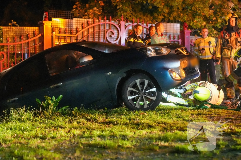 Brandweer haalt persoon uit te water geraakt voertuig