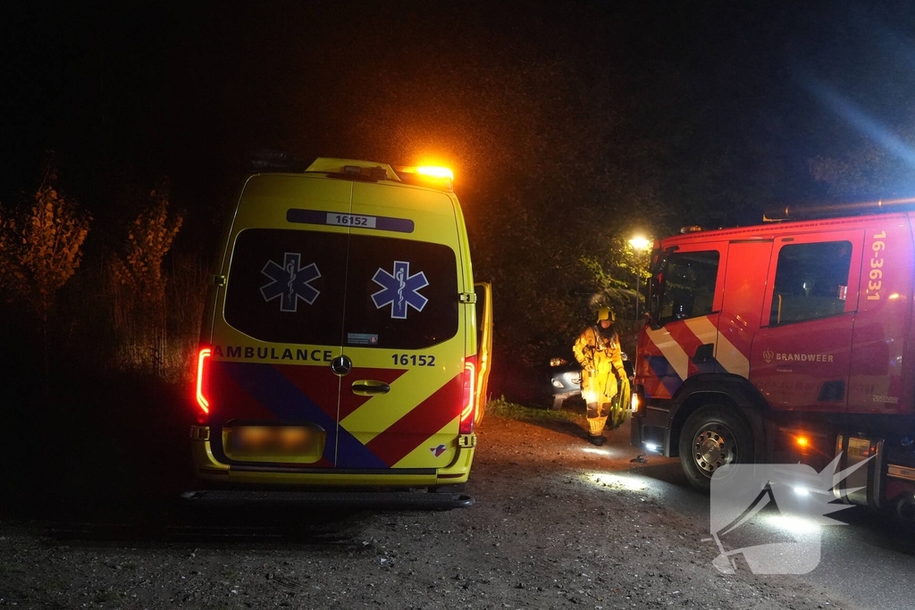 Brandweer haalt persoon uit te water geraakt voertuig