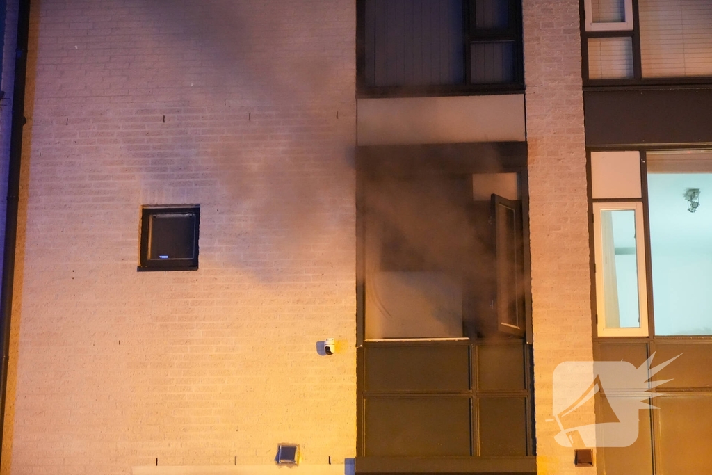 Brandweer ventileert woning na brand in meterkast