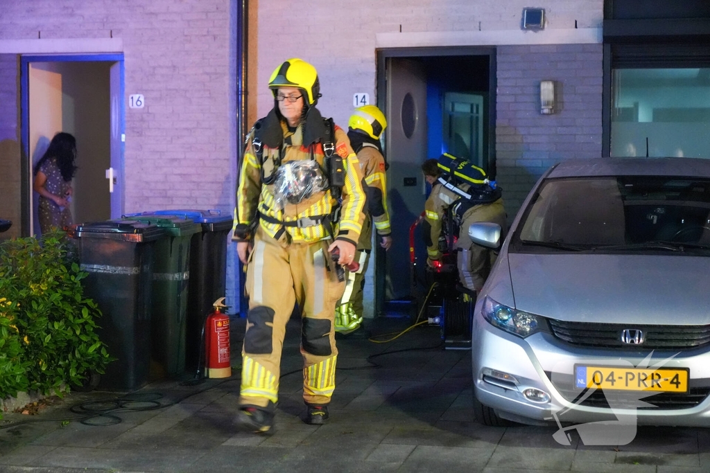 Brandweer ventileert woning na brand in meterkast