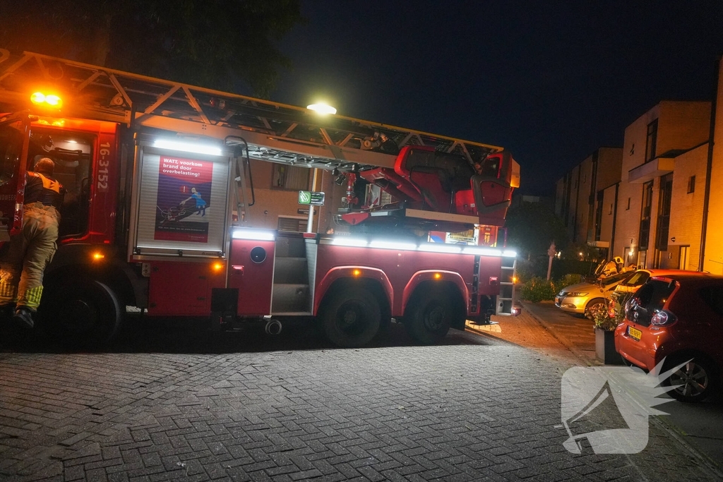 Brandweer ventileert woning na brand in meterkast