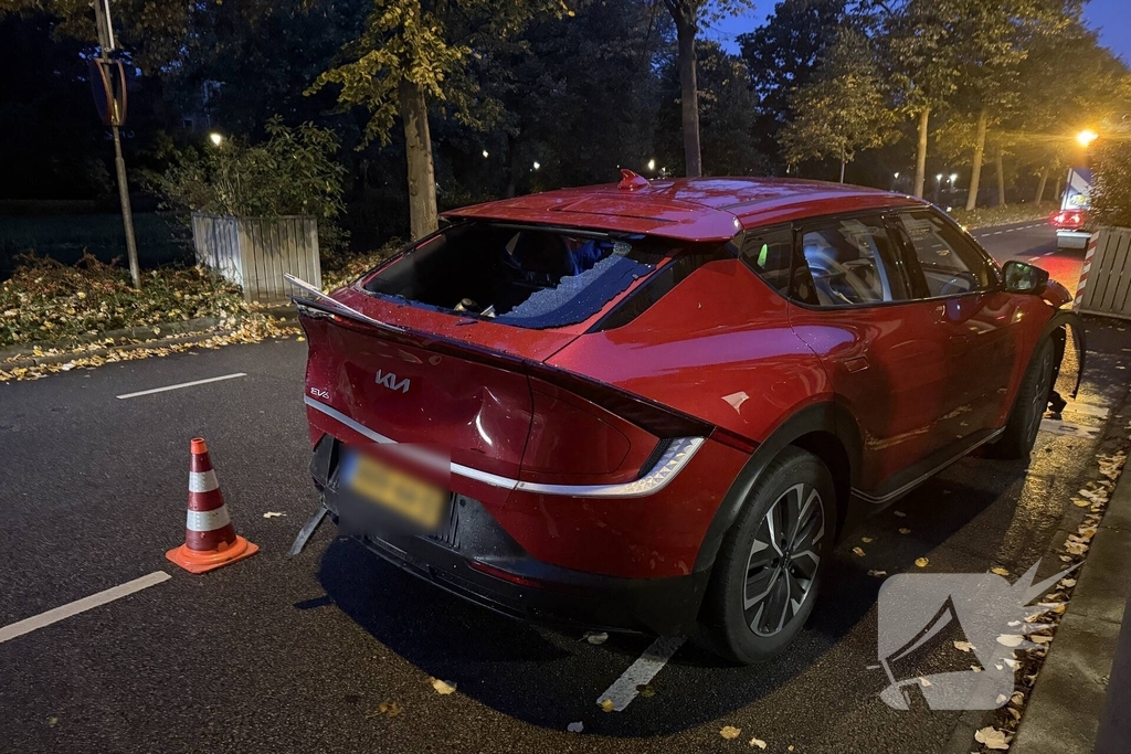Automobilist crasht tegen twee woningen