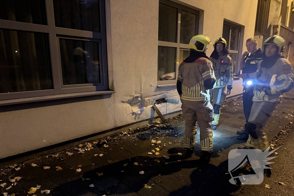 Automobilist crasht tegen twee woningen