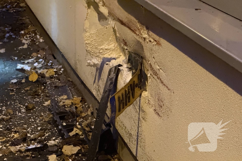 Automobilist crasht tegen twee woningen