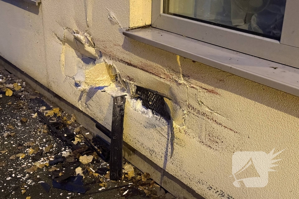 Automobilist crasht tegen twee woningen