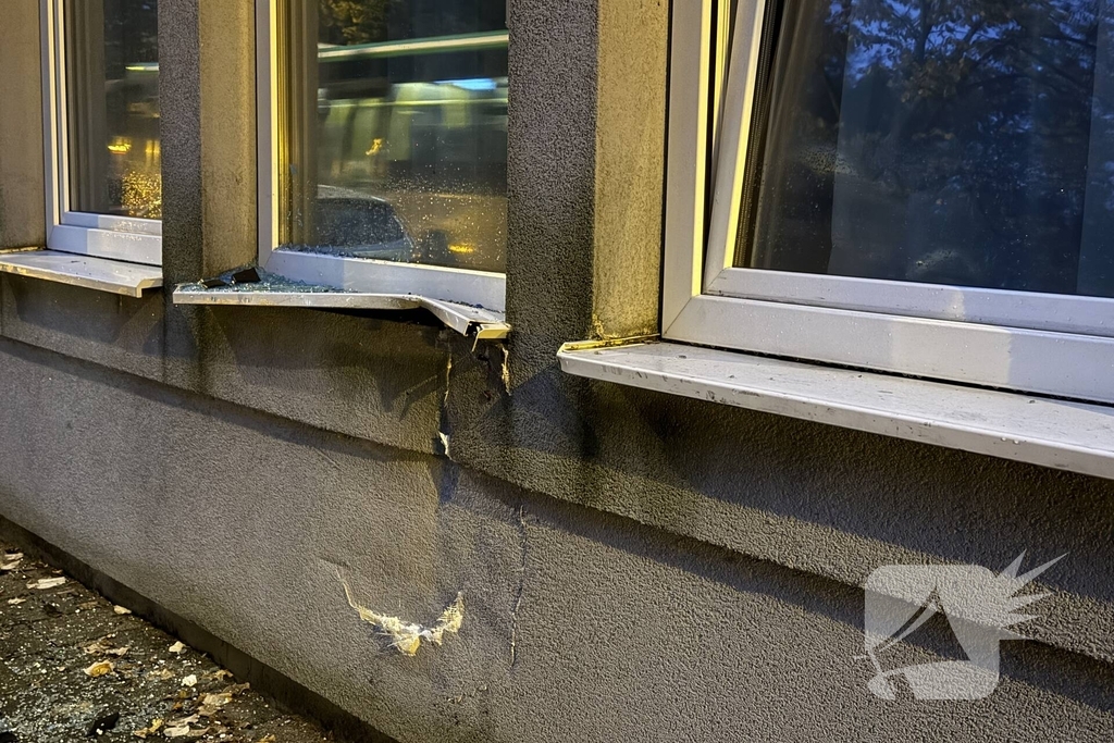 Automobilist crasht tegen twee woningen