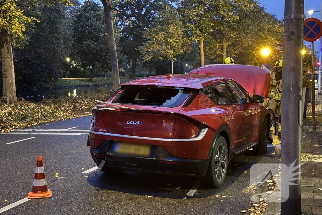 Automobilist crasht tegen twee woningen