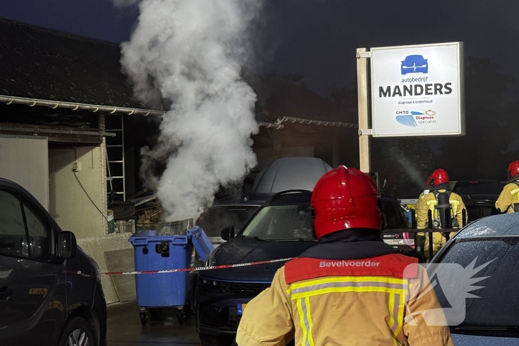 Brand in autobedrijf snel onder controle