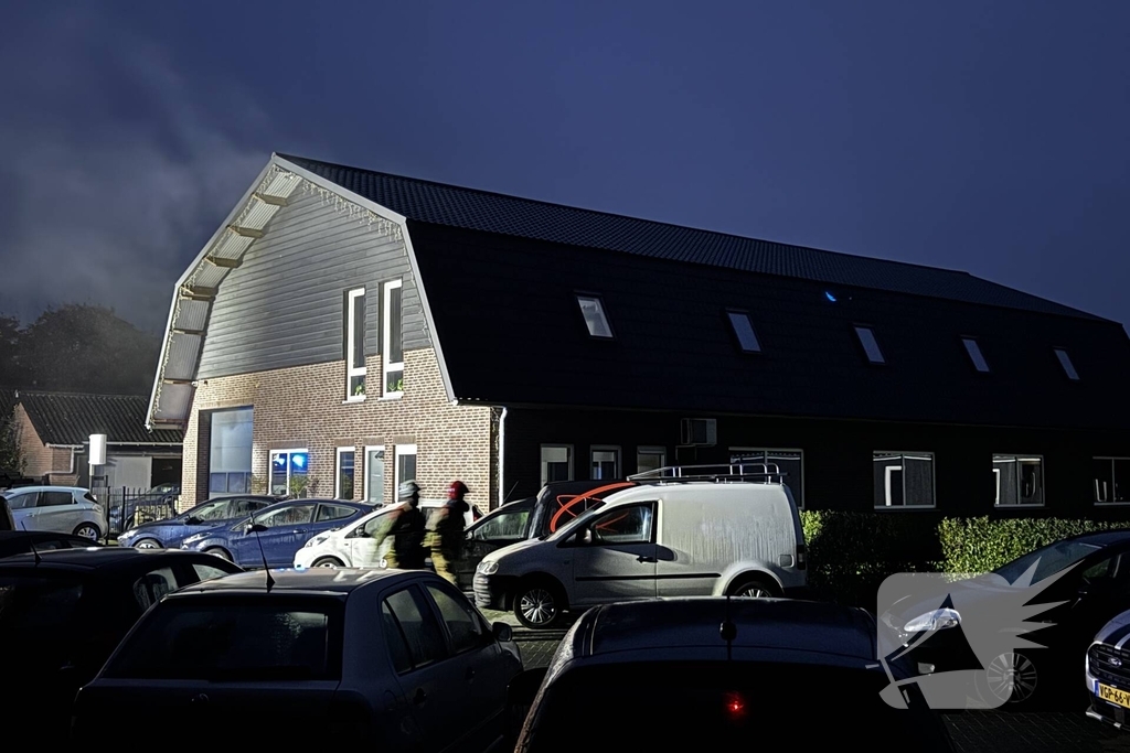 Brand in autobedrijf snel onder controle