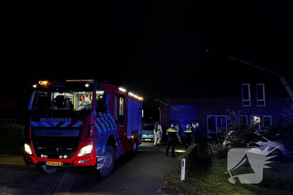 Brand in autobedrijf snel onder controle