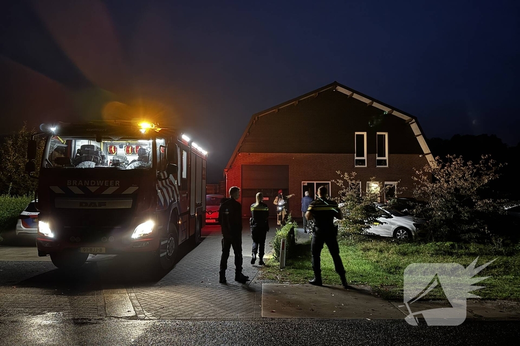 Brand in autobedrijf snel onder controle
