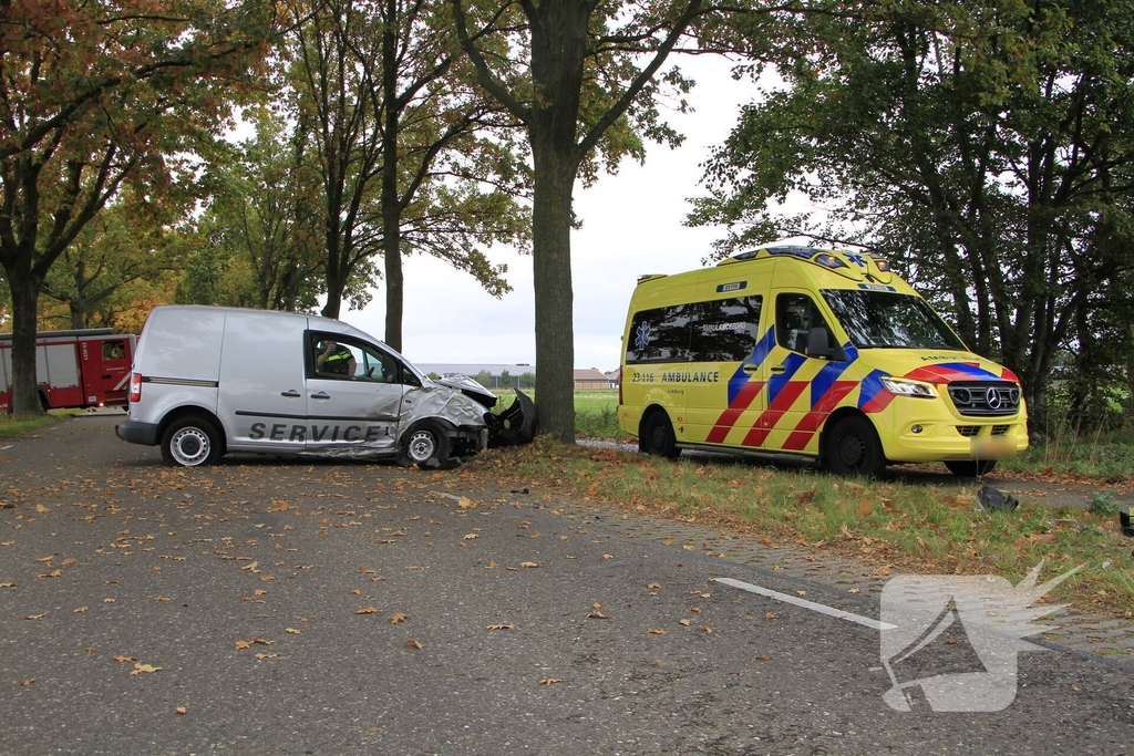 Bestelbus botst tegen boom