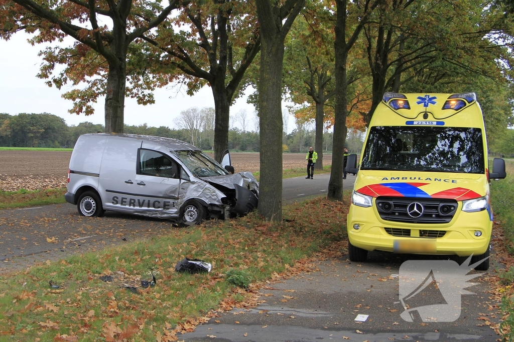 Bestelbus botst tegen boom