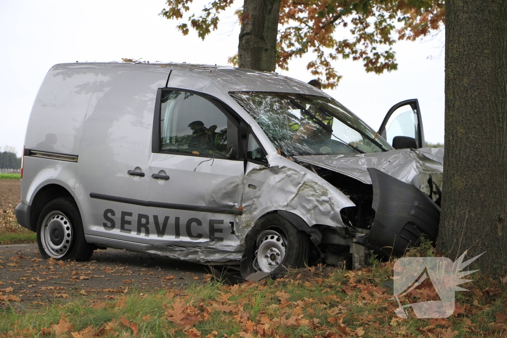 Bestelbus botst tegen boom