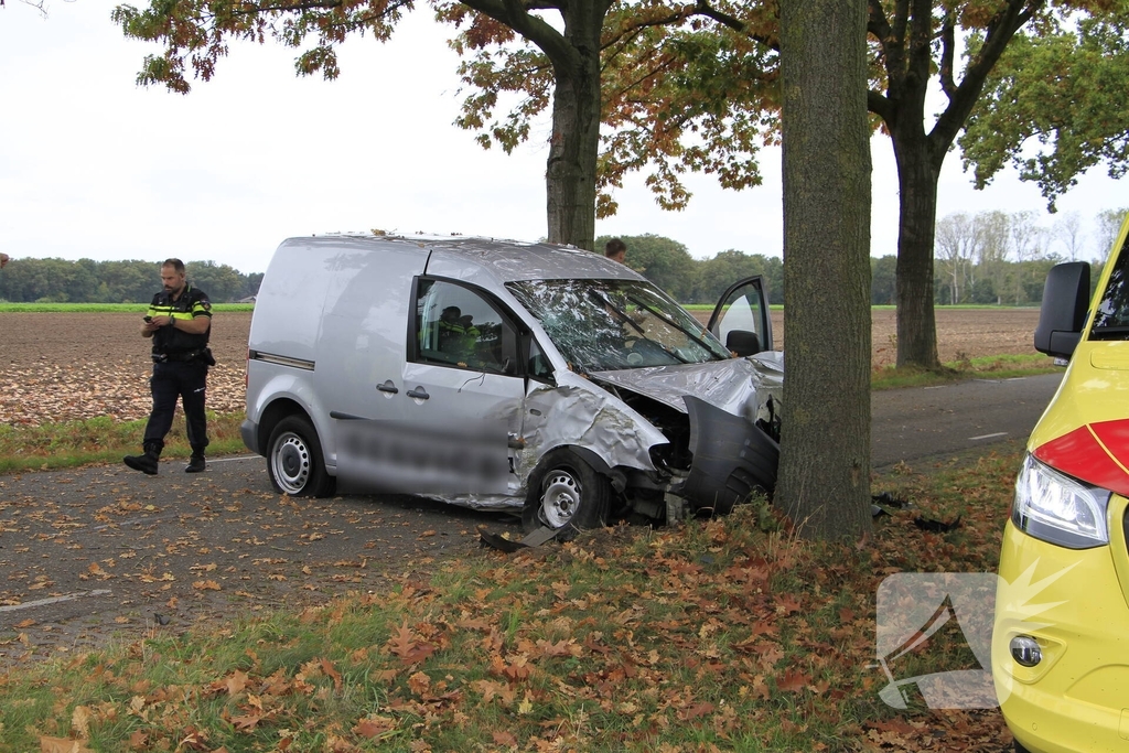 Bestelbus botst tegen boom