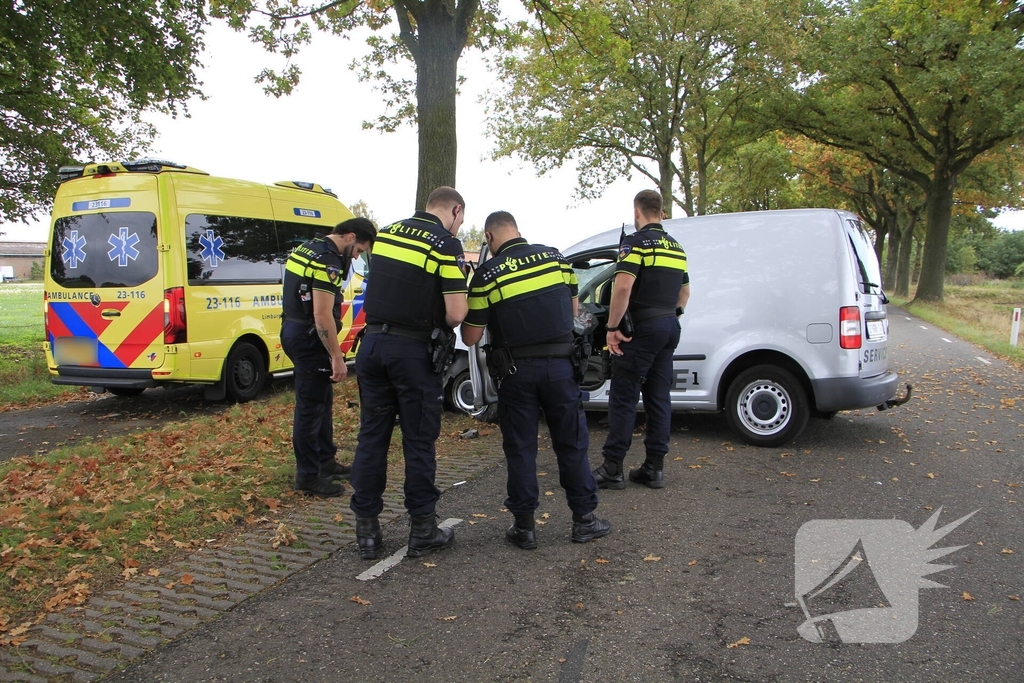 Bestelbus botst tegen boom